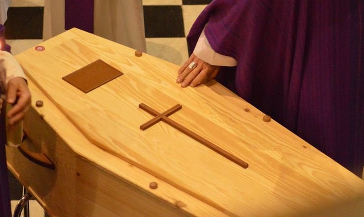 The Differences Between Caskets and Coffins 